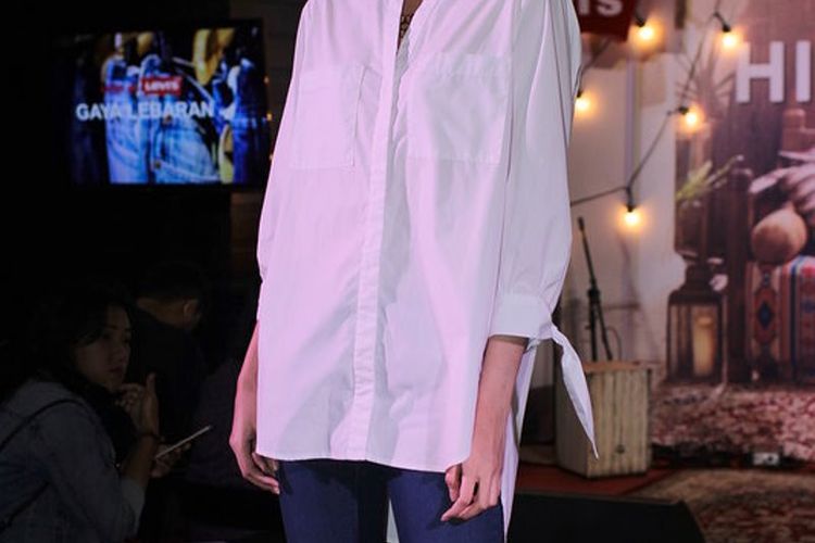Padankan skinny jeans dengan kemeja oversized.