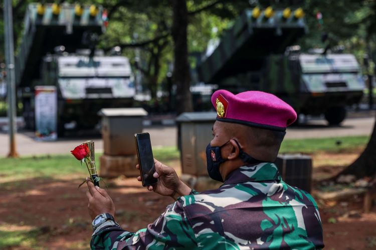 Alat utama sistem persenjataan (alutsista) termasuk kendaraan tempur TNI berjejer untuk dipamerkan kepada masyarakat di depan Istana Merdeka, Jakarta Pusat, Selasa, (5/10/2021). Sebanyak 112 alutsista berjejer rapi di sepanjang Jalan Merdeka Barat dan Merdeka Utara, Jakarta Pusat, dalam rangka Hari Ulang Tahun (HUT) ke-76 TNI pada 5 Oktober 2021.