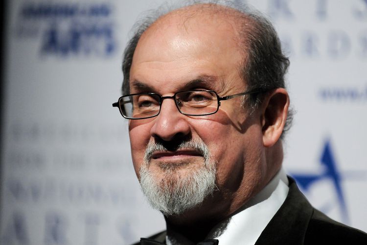 Salman Rushdie saat menghadiri National Arts Awards 2009 yang diselenggarakan Americans for yhe Arts pada 5 Oktober 2009. Salman Rushdie ditikam pada Jumat (12/8/2022) saat menghadiri acara sastra di negara bagian New York, Amerika Serikat.