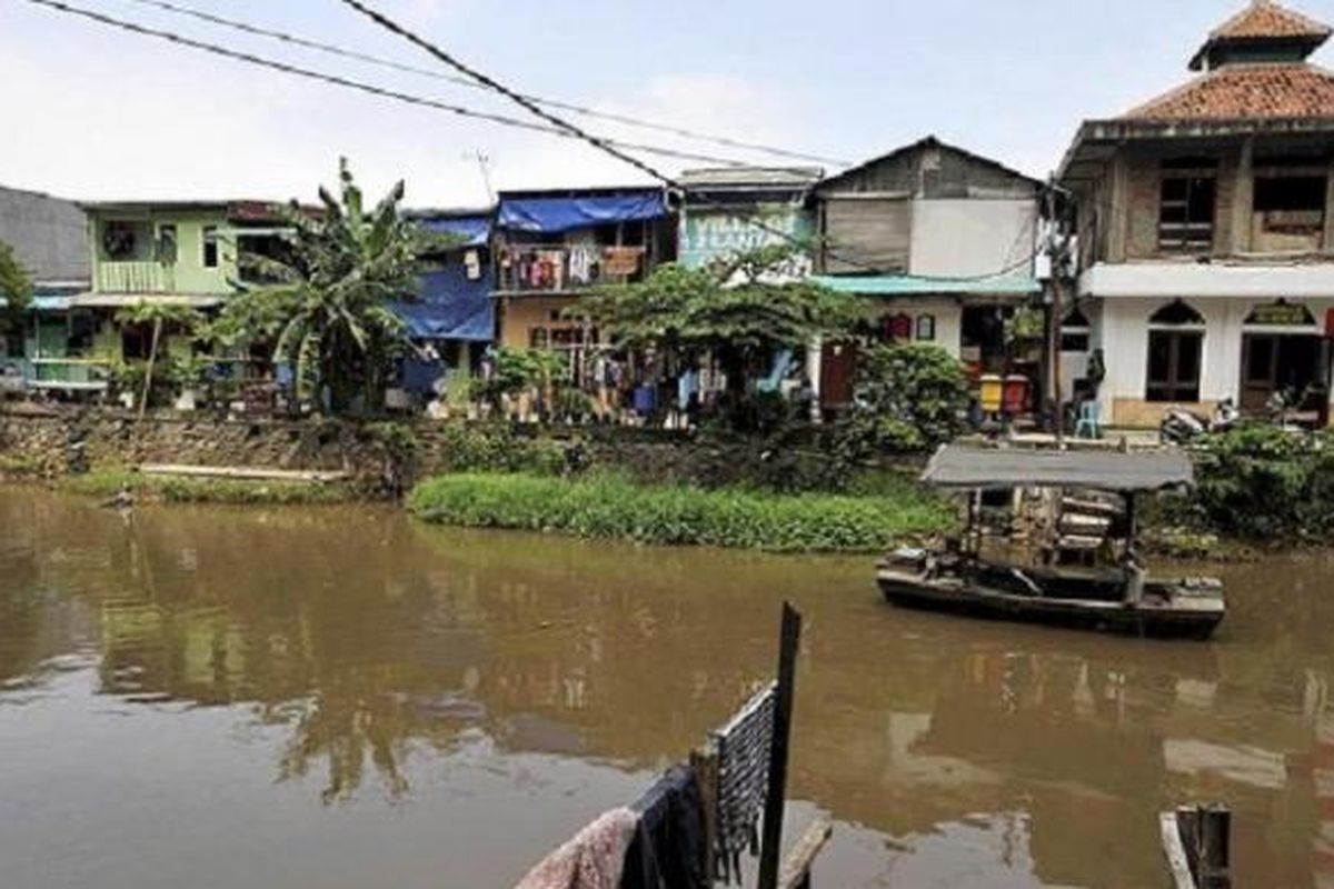 Deretan rumah warga di bantaran anak Ciliwung, Kampung Lodan, Pademangan, Jakarta Utara, Sabtu (12/11). Warga Kampung Lodan, Kampung Tongkol, dan Kampung Kerapu membangun kebiasaan bersih dan hidup sehat untuk menghilangkan stigma bahwa mereka yang menyebabkan kerusakan pada sungai. 
