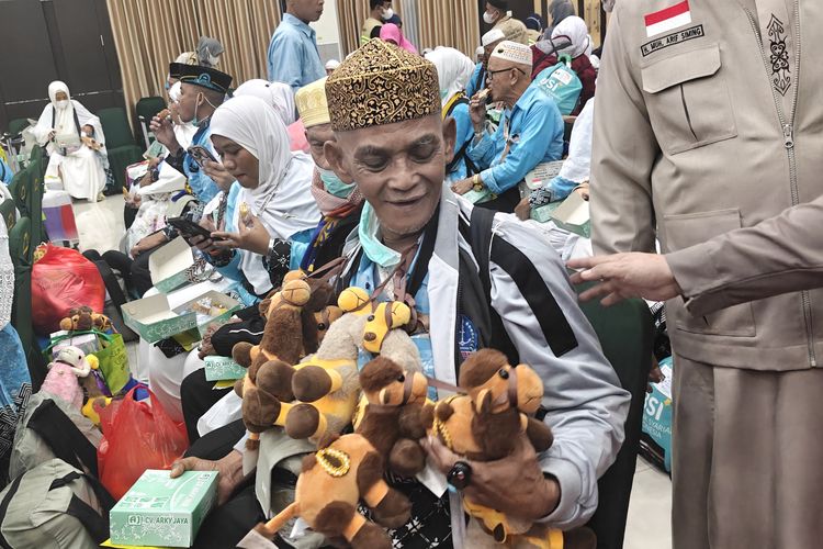 Jemaah Haji Tiba di Makassar, Kalungkan Boneka Unta untuk Oleh-oleh Cucu