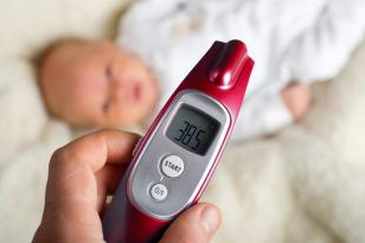 Ilustrasi mengukur suhu tubuh bayi