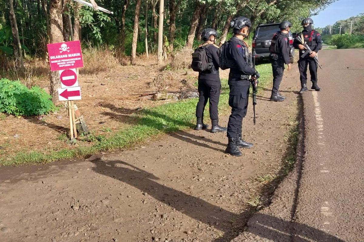 Area lokasi tragedi ledakan saat pemusnahan amunisi kedaluwarsa inventaris TNI AD dari Gupusmu III Puspalad tahun 2025 yang menewaskan 13 orang dijaga ketat TNI dan Polisi di Desa Sagara, Kecamatan Cibalong, Kabupaten Garut, Jawa Barat, Selasa (13/5/2025) pagi.