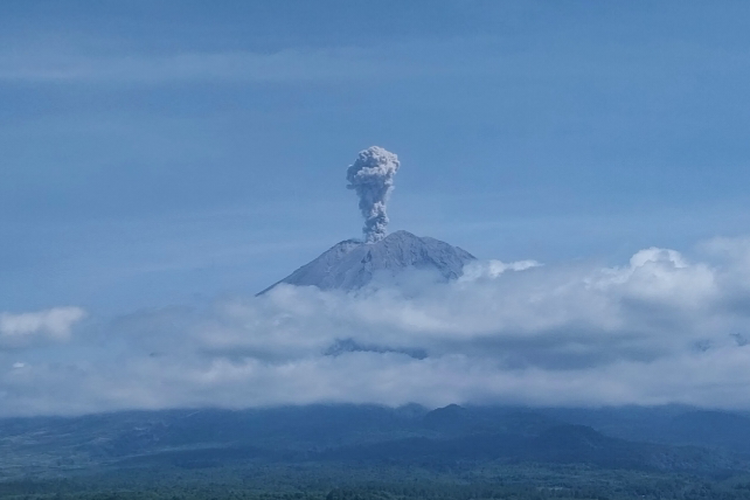 Visual erupsi Gunung Semeru dengan letusan setinggi 1.000 meter, Rabu (13/9/2025).