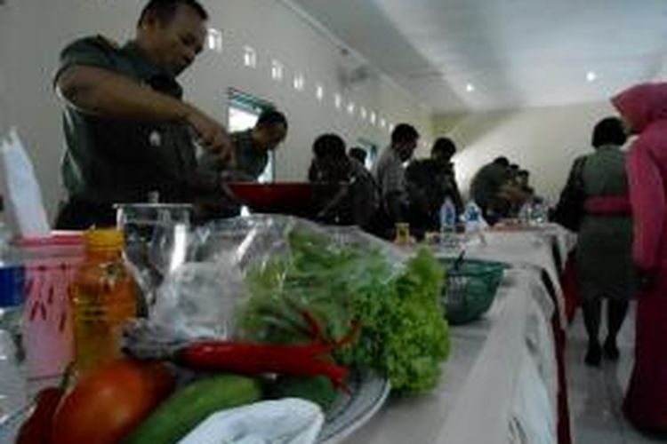 Anggota TNI dan Polri kompak memasak nasi goreng , dalam rangka HUT TNI ke-68 , di Markas Kodim Demak, Kamis (3/10/2013)