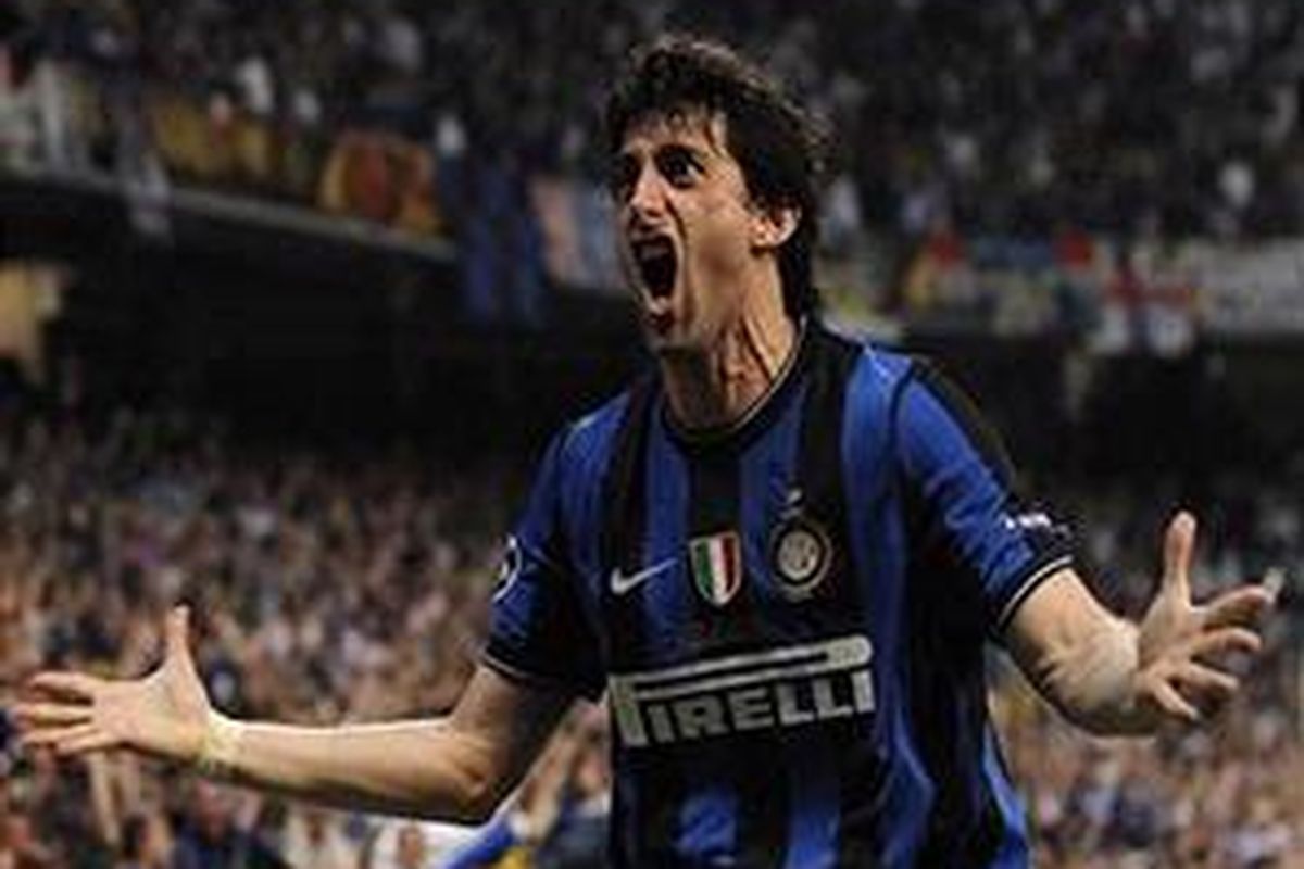 Penyerang Inter Milan, Diego Milito, merayakan gol keduanya ke gawang Bayern Muenchen, pada babak final Liga Champions, di Santiago Bernabeu, Madrid, Sabtu (22/5/2010).