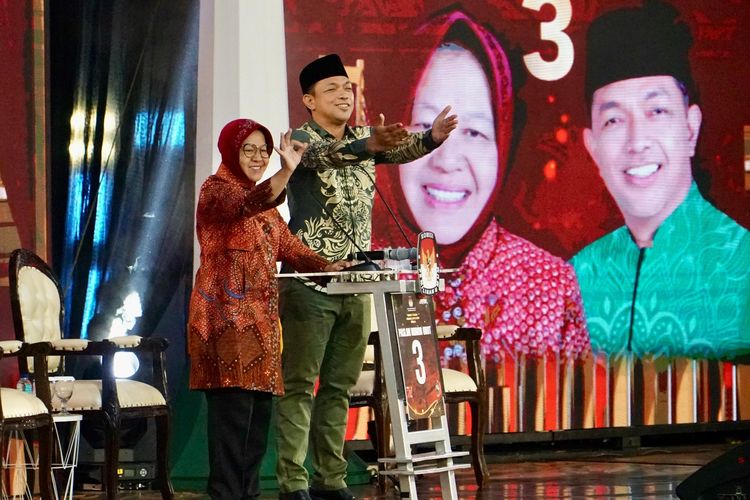 Calon Gubernur Jawa Timur Tri Rismaharini dan calon Wakil Gubernur KH. Zahrul Azhar Asumta (Gus Hans) dalam debat publik kedua Pilgub Jatim, yang digelar di Ballroom Grand City Mall Surabaya, Minggu (3/11/2024).