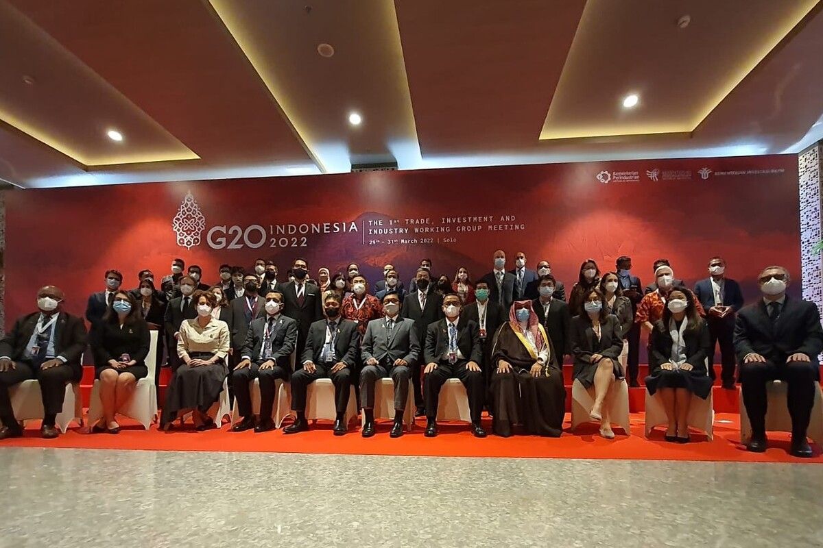 Para delegasi G20 foto bersama seusai mengikuti Trade Industry and Investment Working Group (TIIWG) di Alila Hotel Solo, Jawa Tengah, Rabu (30/3/2022).
