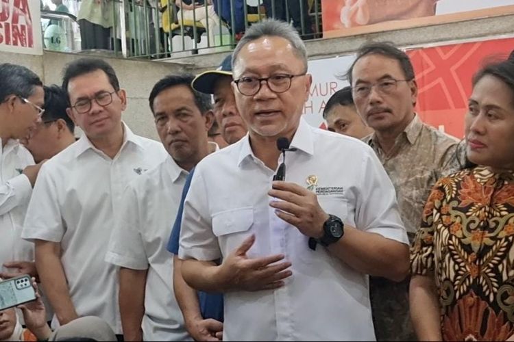 Menteri Perdagangan Zulkifli Hasan saat konferensi pers di Pasar Tanah Abang Blok A, Jakarta, Kamis (28/9/2023).