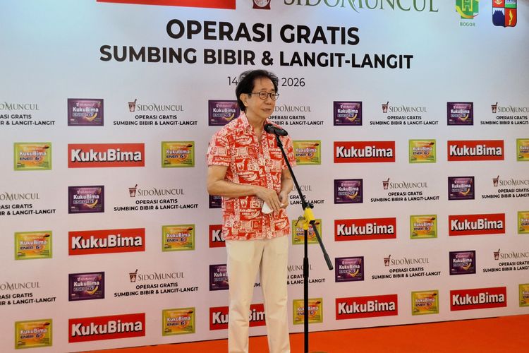 Direktur Sido Muncul Dr (HC) Irwan Hidayat memberikan sambutan dalam acara baksos operasi sumbing bibir gratis di RS Hermina Bogor. Ia menegaskan bahwa bantuan ini bertujuan memperbaiki fisik dan rasa percaya diri anak agar mereka berani merajut masa depan.