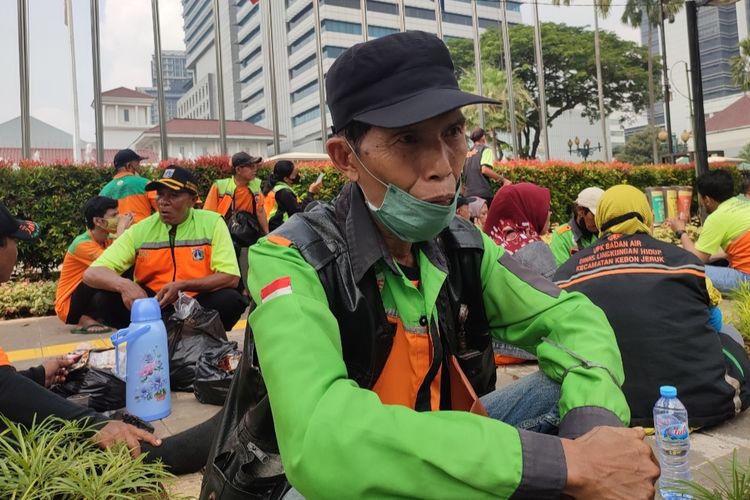Ansori Yusuf (57), salah satu eks PJLP DKI Jakarta yang diberhentikan sesuai aturan Kepgub 1095 Tahun 2022. Ansori ikut aksi unjuk rasa terkait masalah itu di depan Gedung Balai Kota DKI Jakarta, Senin (13/3/2023?). 