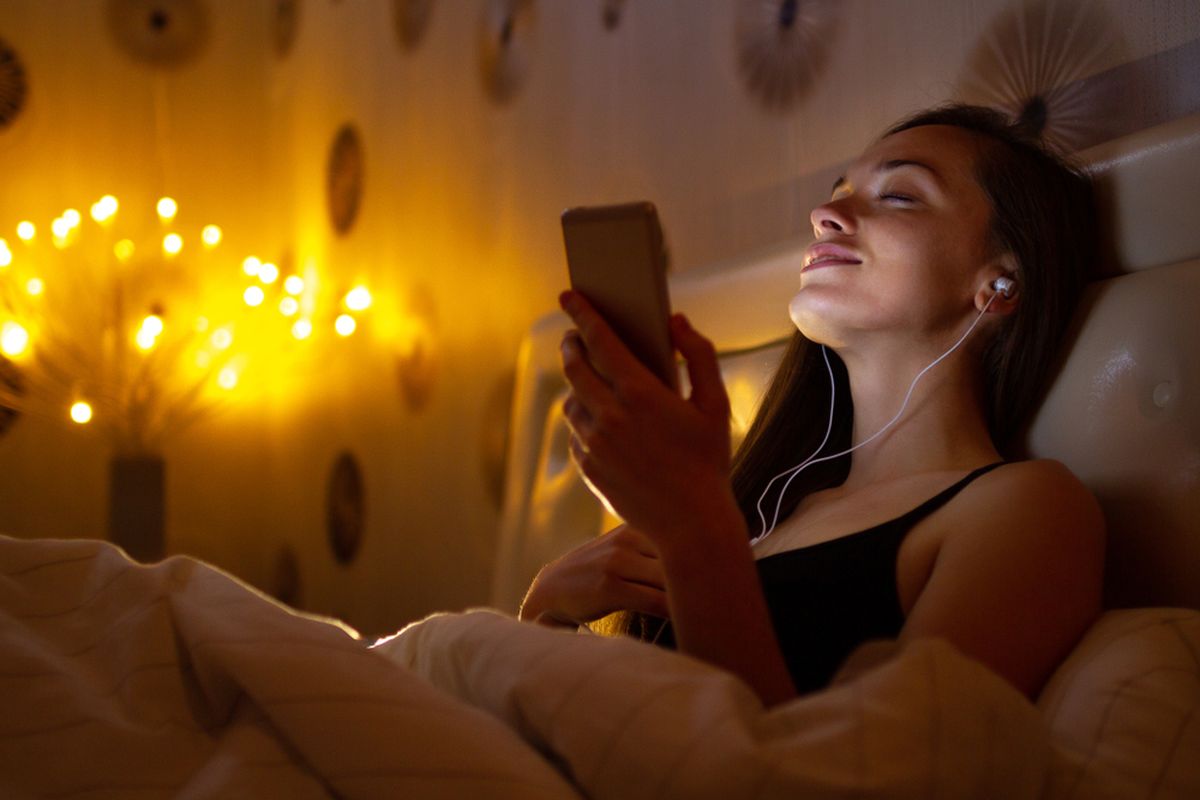 Salah satu tips tidur nyenyak saat bepergian adalah mendengarkan musik santai pengantar tidur.
