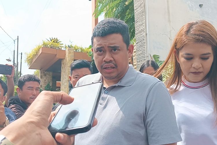 Walikota Medan Bobby Nasution saat diwawancarai wartawan usai memilih di TPS 34 di Komplek Setiabudi, Kecamatan Medan Selayang, Kota Medan, Rabu (14/2/2024)
