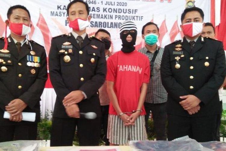 Kapolres Sarolangun, AKBP Deny Heryanto saat jumpa pers kasus pembunuhan sadis di Sarolangun dengan menghadirkan pelaku pembunuhan siswi SMP di Sarolangun. (Tribun Jambi/ Wahyu Herliyanto)