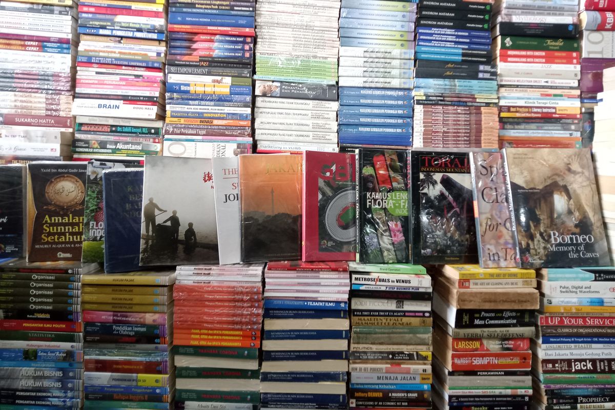 Koleksi buku-buku menarik yang bisa ditemukan di pasar kenari.