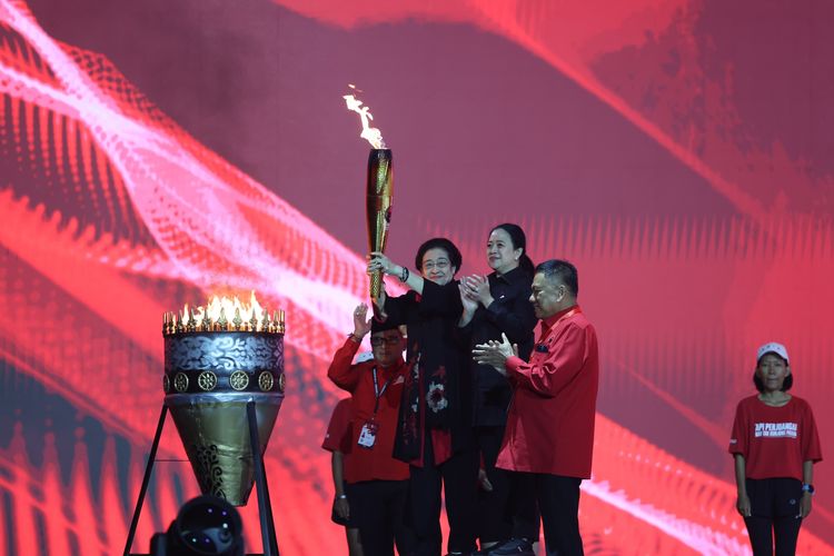 Ketua Umum PDI-P Megawati Soekarnoputri memegang obor api abadi dari Mrapen sebagai tanda dibukanya Rakernas Kelima PDI-P, Jumat (24/5/2024) sore.