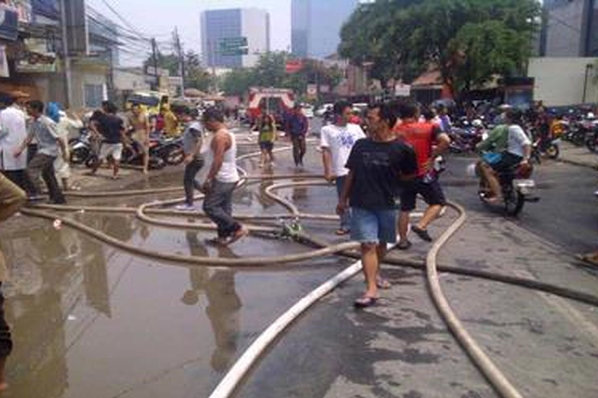 Jalan Bendungan Hilir sempat ditutup saat terjadi kebakaran, Selasa (27/9/2011) siang ini.