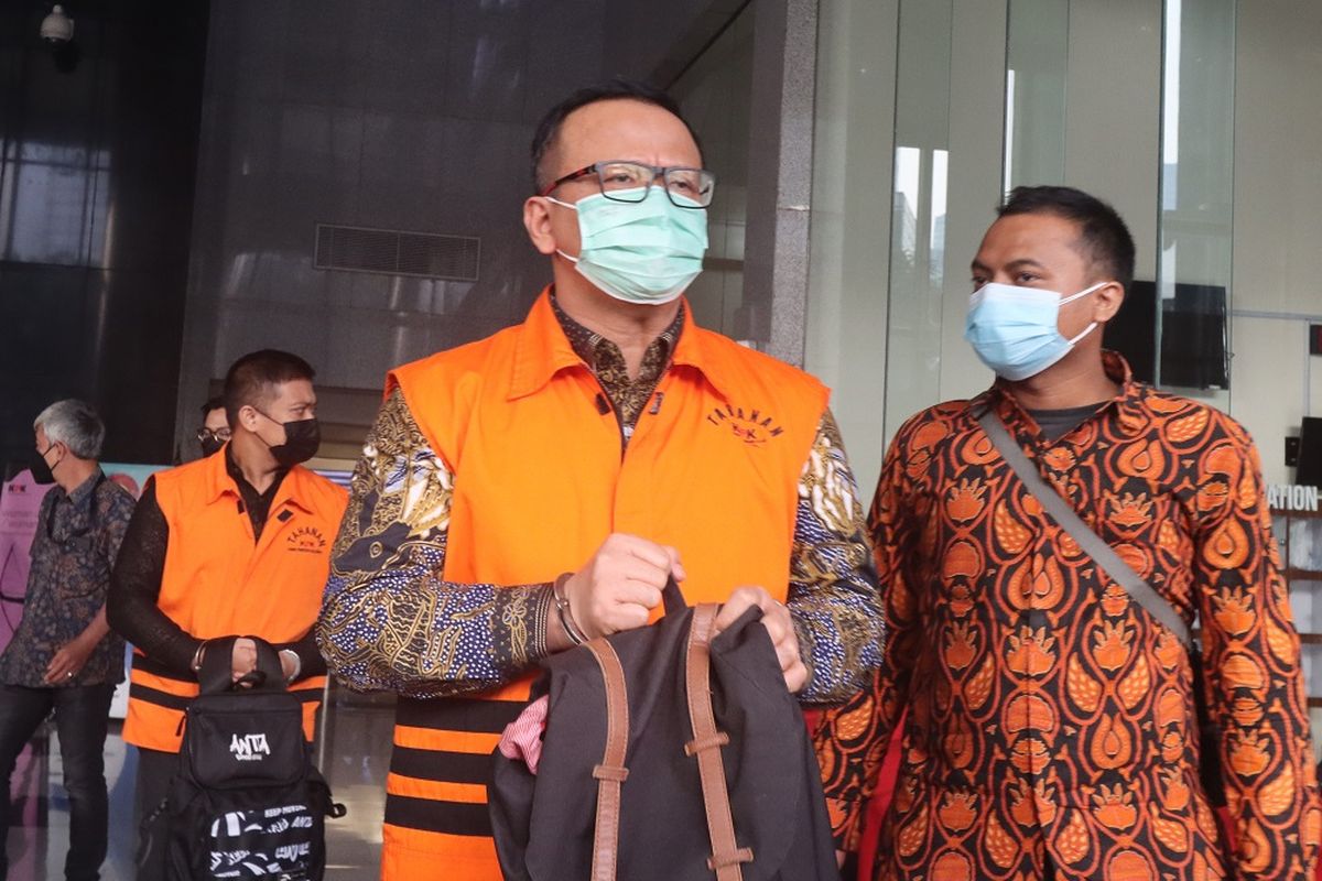 Terpidana mantan Menteri Kelautan dan Perikanan, Edhy Prabowo (tengah)  berjalan keluar usai menjalani sidang vonis di Gedung Merah Putih KPK, Jakarta, Kamis (15/7/2021) . Majelis Hakim memvonis Edhy Prabowo dengan hukuman lima tahun penjara serta denda Rp400 juta subsider enam bulan kurungan. ANTARA FOTO/ Reno Esnir/foc.