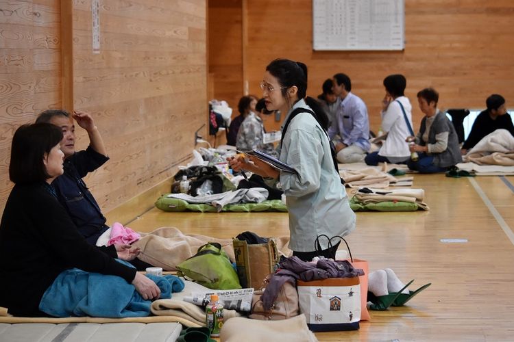 Warga Jepang saat berlindung di pusat evakuasi di sebuah sekolah dasar di Koriyama, prefektur Fukushima, untuk berlindung dari Topan Hagibis.