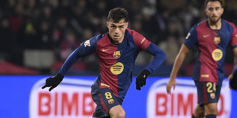 Gelandang Barcelona bernomor punggung 8, Pedro Gonzalez Lopez atau yang lebih dikenal sebagai Pedri, mengontrol bola dalam pertandingan Liga Spanyol antara Barcelona dan Club Deportivo Leganes SAD di Estadi Olimpic Lluis Companys di Barcelona, pada 15 Desember 2024. 