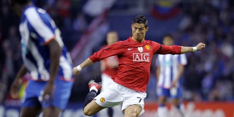 Cristiano Ronaldo saat masih berseragam Manchester United pada laga perempat final Liga Champions melawan FC Porto musim 2008-2009.