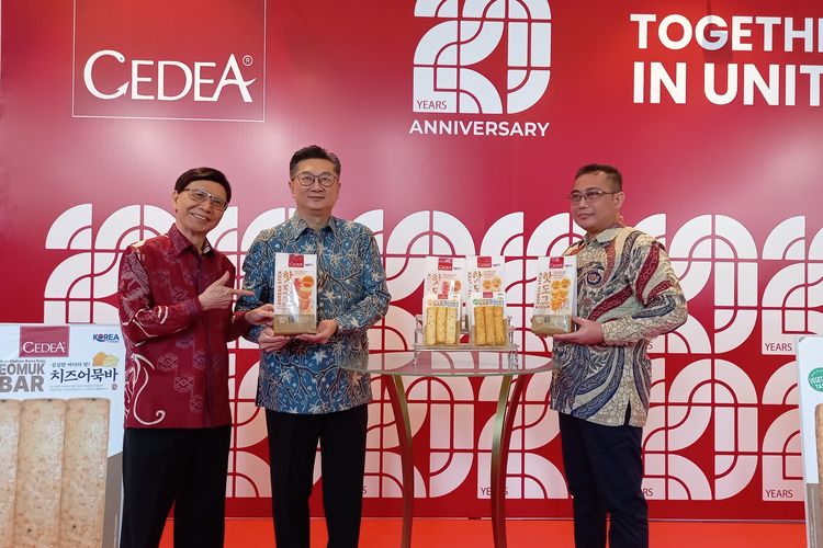 Atmosphere of the launch of the latest CEDEA processed product Korean Food Series at Swissôtel Jakarta PIK Avenue by Eddy Surya as President Director, Christ Iwan Arisanto as Managing Director, and I Wayan Murdana as Deputy President for Business Operations, Jakarta, Monday (4/11/2024).