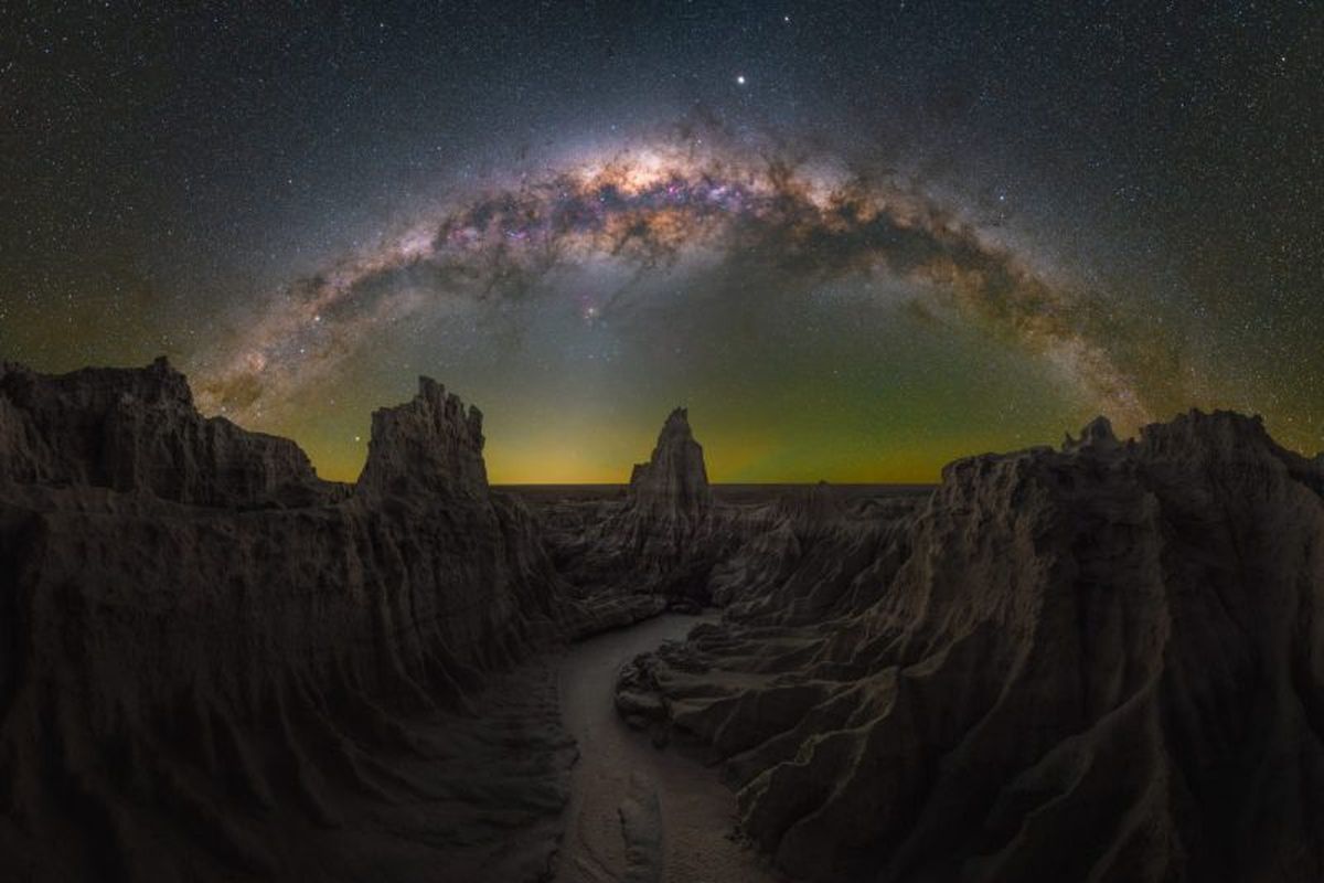 Gambar Bima Sakti yang diabadikan oleh Daniel Thomas Gum di Mungo, NSW, Australia. 