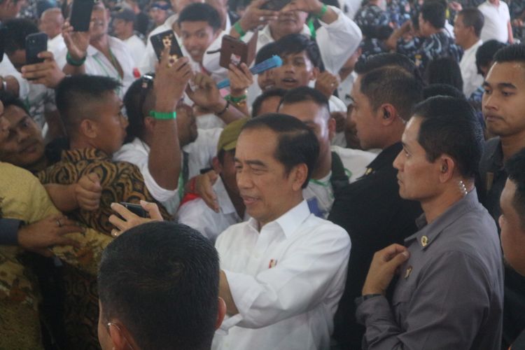 Presiden Joko Widodo saat menggadiri acara pertemuan relawan Wali Kota Medan Bobby Nasution di acara bertajuk Rembuk Kemerdekaan di Gedung Serba Guna, Deli Serdang, Minggu (27/8/2023).       