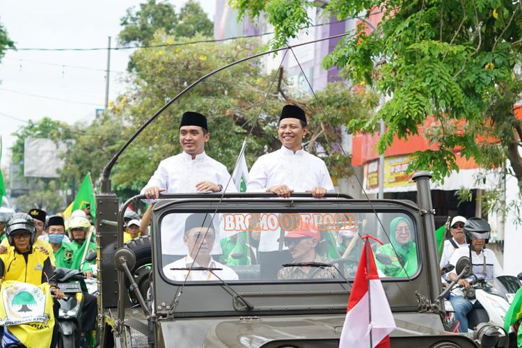 Pasangan Calon Tunggal Adi Wibowo - Mokhamad Nawawi saat mendaftar ke kantor KPU Kota Pasuruan. Paslon tersebut melawan kotak kosong pada 27 November 2024 nanti.  (27/8/2024) 