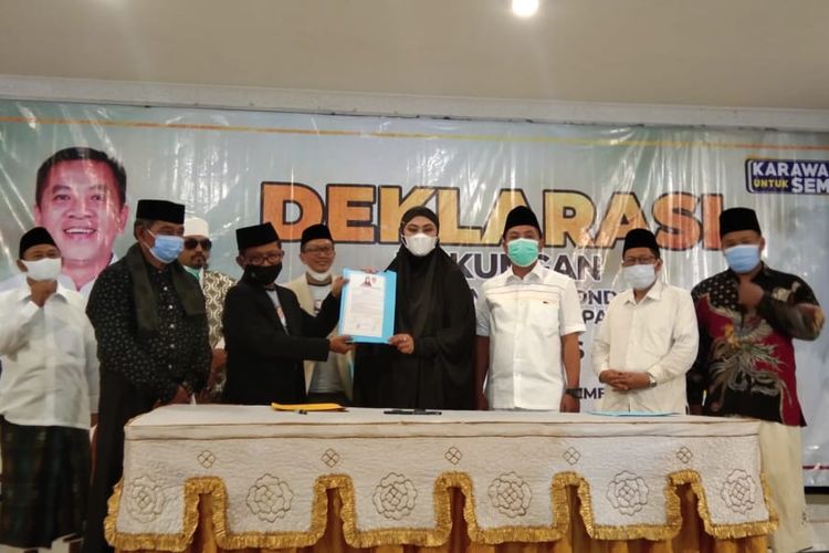 Deklarasi dukungan kepada paslon Bupati dan Wakil Bupati Karawang Cellica Nurrachadiana-Aep Syaepuloh dari sejumlah ulama, habaib, Himpunan Alumni Miftakhul Huda (Hamida), dan alumni Cipasung di Rumah Makan Lebak Sari Indah, Minggu (29/11/2020).
