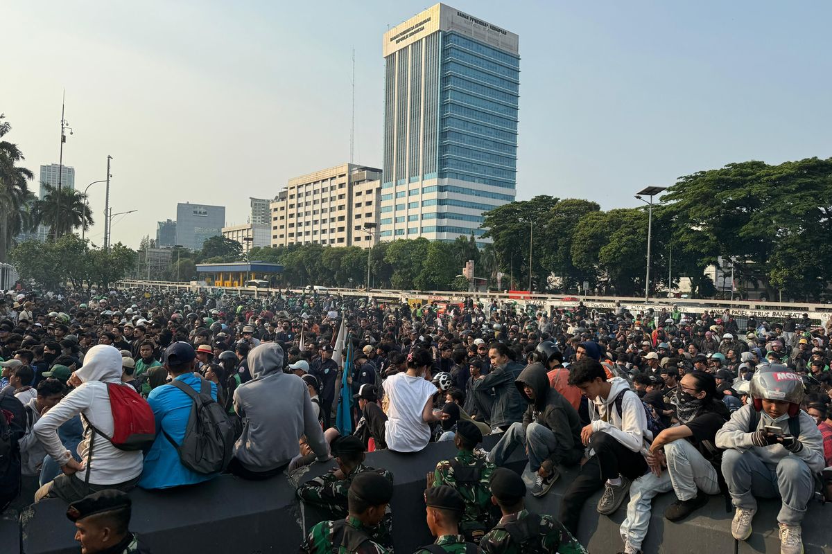 Jalan Gatot Soebroto arah Slipi, Jakarta ditutup massa aksi yang menggelar demo di Gedung DPR, Senayan, Jakarta, Jumat (29/8/2025) sore. 