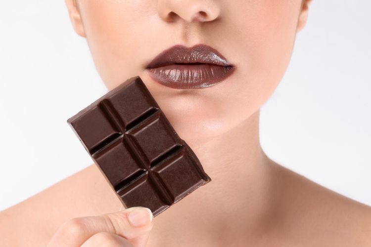Shade cokelat mungkin menjadi salah satu warna lipstik untuk bibir hitam yang paling sempurna.