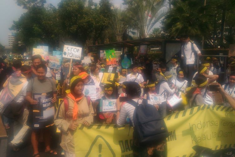Sejumlah aktivis peduli lingkungan hidup menggelar aksi massa dengan mengusung tema Jeda untuk Iklim di taman aspirasi depan Istana Merdeka, Jakarta, Jumat (20/9/2019). 