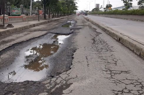 Demi Keselamatan, Pria Ini Perbaiki Jalan Berlubang Pakai Dana Pribadi