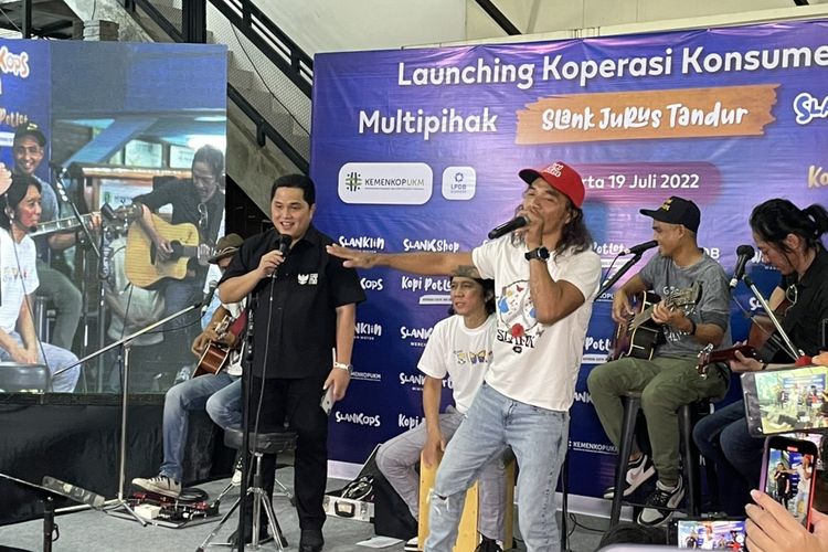 Aksi Erick Thohir duet dengan Slank saat menyanyikan lagu “Balikin” di Potlot, kawasan Jakarta Selatan, Selasa (19/7/2022). 