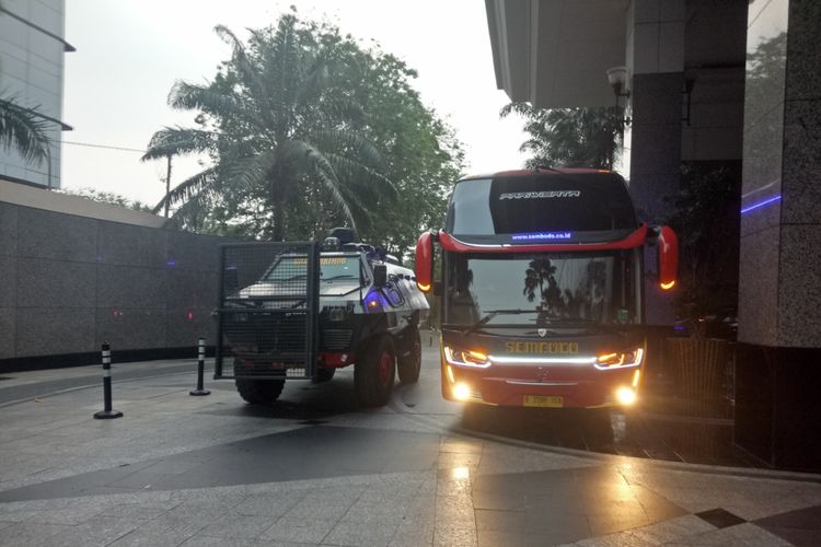 Bus yang ditumpangi skuad timnas Malaysia menuju Stadion Utama Gelora Bung Karno, Jakarta, Kamis (5/9/2019) petang. Tampak rombongan timnas Malaysia dikawal satu unit kendaraan barraacuda dari kepolisian.