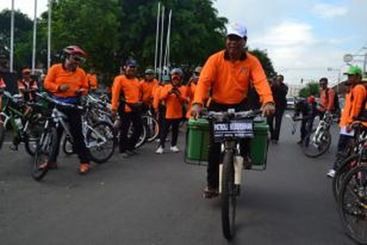 Wali Kota Magelang, Sigit Widyonindito, naik sepeda 