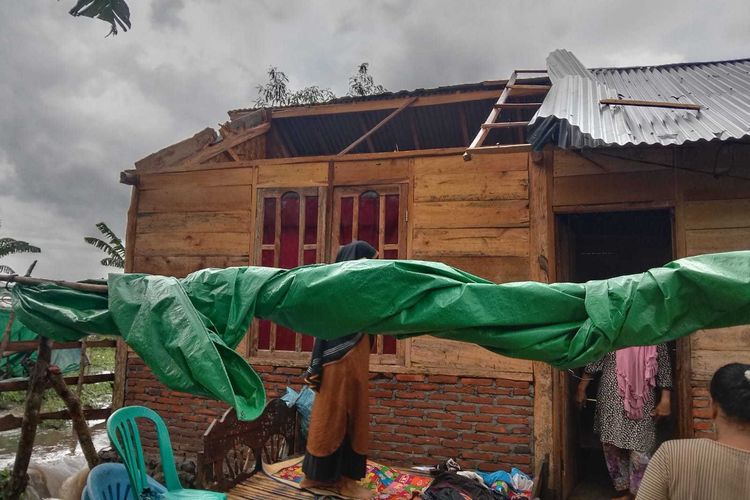 Tampak rumah warga di Desa Lanci Jaya, Kecamatan Manggelewa, Kabupaten Dompu, rusak diterjang angin puting beliung, Selasa (11/10/2022).