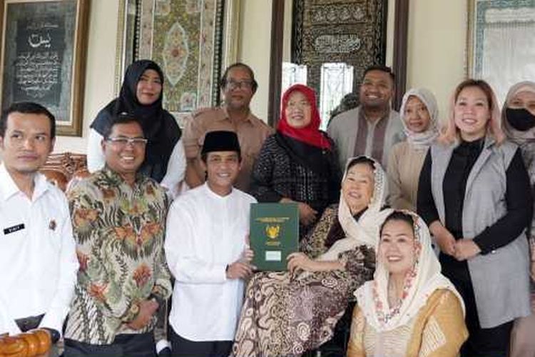 Wakil Menteri ATR/Wakil Kepala BPN, Raja Juli Antoni menyerahkan sertipikat tanah milik Yayasan Abdul Wahid Hasyim kepada keluarga besar Presiden ke-4 Republik Indonesia, Abdurrahman Wahid (Gus Dur)