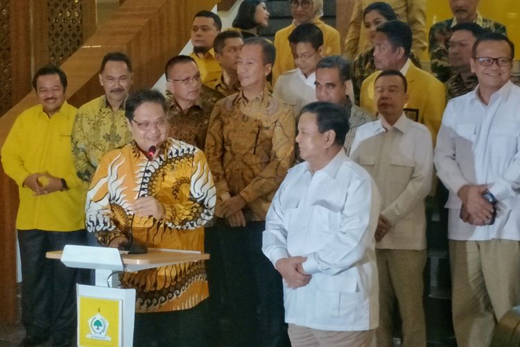 Ketua Umum Partai Golkar Airlangga Hartarto seusai bertemu Ketua Umum Partai Gerindra Prabowo Subianto di kantor DPP Partai Golkar, Slipi, Jakarta Barat, Selasa (15/10/2019).