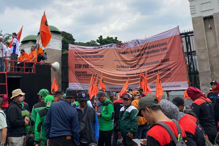 Ilustrasi demo buruh di DPR.