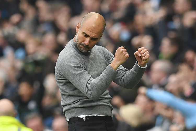 Pep Guardiola merayakan gol Ilkay Guendogan pada laga derbi antara Manchester City dan Mancherster United di Stadion Etihad, Sabtu (7/4/2018).