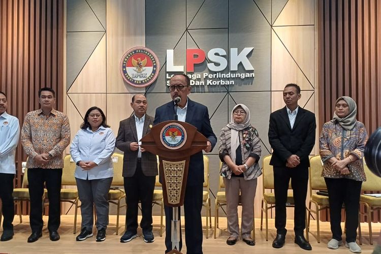Ketua LPSK periode 2024-2029 Achmadi saat memberikan keterangan usai rapat pimpinan pada Kamis (16/5/2024).