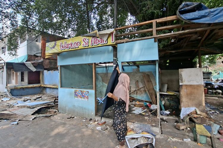 Tangis Pedagang Pecah Saat Warteg 26 Tahun Dibongkar: Saya Belum Tahu Mau ke Mana