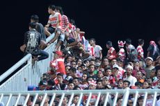 Tak Bisa Masuk Stadion, Suporter MU Sandera Mobil Bupati Pamekasan