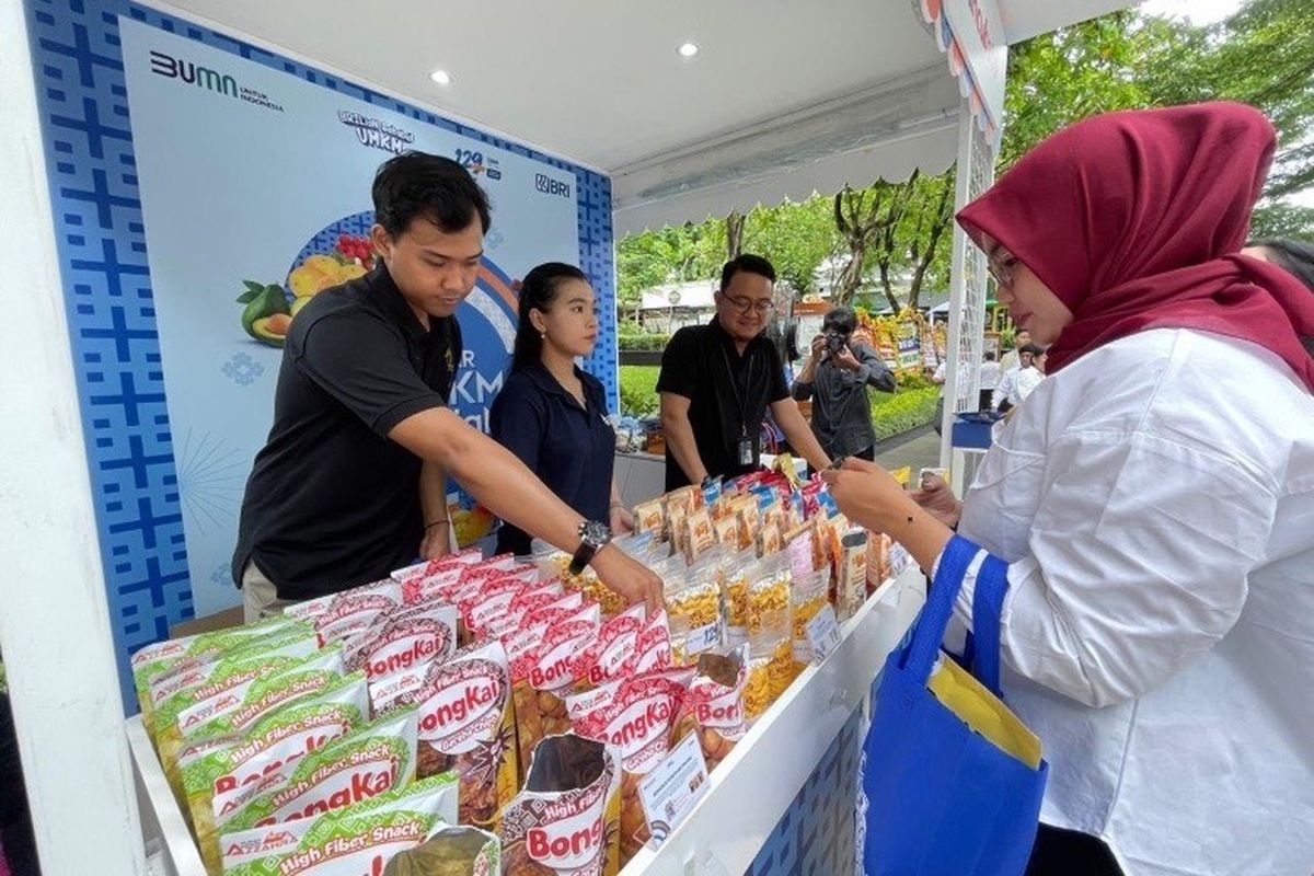 Rumah BUMN BRI Kotamobagu berpartisipasi dalam Bazar UMKM BRIliaN yang digelar di Area Taman BRI, Jakarta, Senin (16/12/2024). 