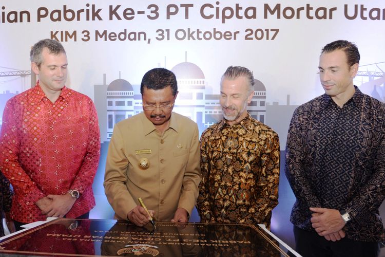 Gubernur Sumatera Utara Erry Nuradi meresmikan pabrik mortar PT Cipta Mortar Utama di KIM 3, Kabupaten Deliserdang, Sumatera Utara, Selasa (31/10/2017) 