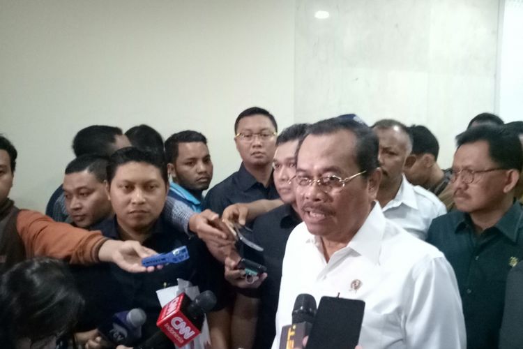 Jaksa Agung H.M. Prasetyo di Kompleks Parlemen, Senayan, Jakarta, Senin (11/9/2017)