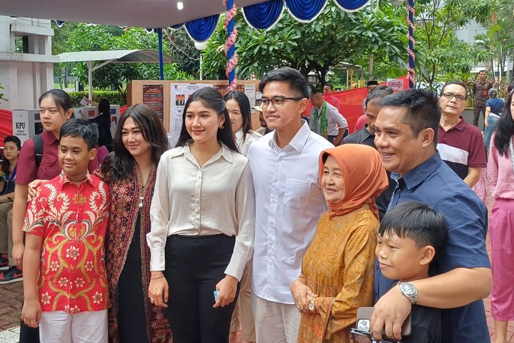 Momen Kaesang Pangarep dan Erina Gudono ketika foto bersama warga Apartemen Taman Rasuna, Setiabudi, Jakarta Selatan, usai menggunakan hak pilihnya di TPS 063, Rabu (14/2/2024).
