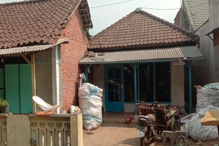 
Rumah tersangka penganiayaan bocah 7 tahun yang berada di wilayah Kecamatan Kedungkandang Kota Malang. Di tempat inilah, korban D disiksa dan dianaya oleh para tersangka selama kurun waktu 6 bulan terakhir. 
